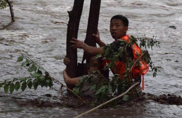 北京暴雨怀柔山洪 怀柔区G111京加路、房山108国道受影响