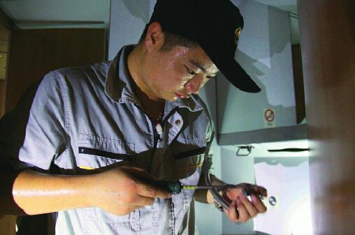 众里寻他千百度 那人却在天晒地烫处 向高温天气坚守岗位的人们致敬！