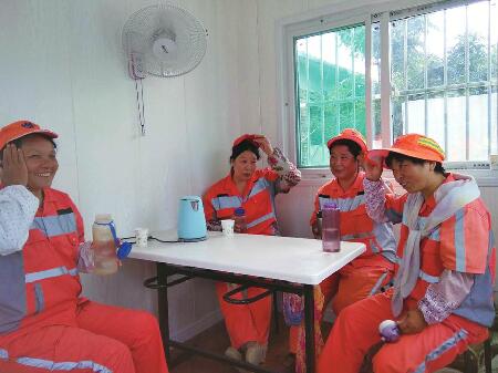 众里寻他千百度 那人却在天晒地烫处 向高温天气坚守岗位的人们致敬！