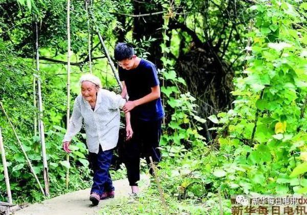 95岁老奶奶让五世同堂黄家获“全国教子有方最美家庭”
