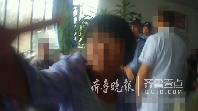 一女子在济南山东手足外科医院内咬伤民警大腿