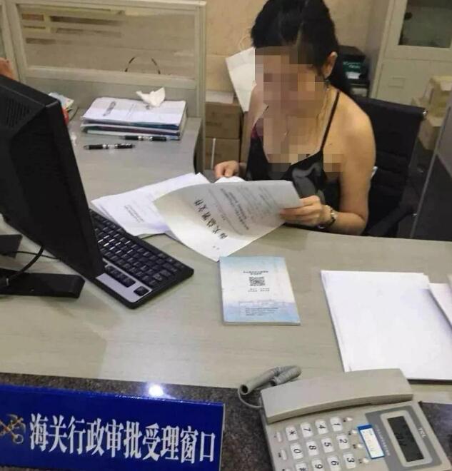 海关人员穿吊带裙工作被拍 网民晒图嘲讽 不问清原因就乱说话真是不应该！