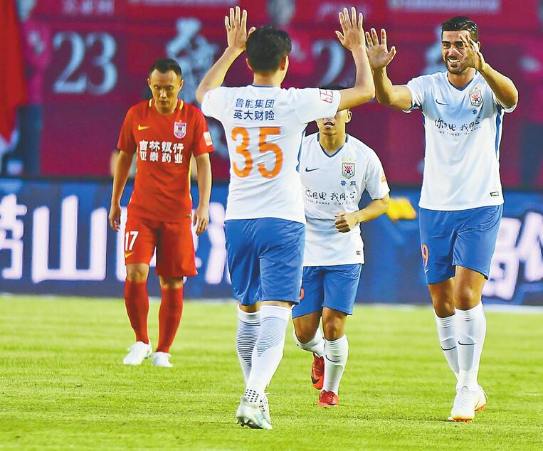 鲁能2:1亚泰 联赛八轮不败 登顶以团队的名义