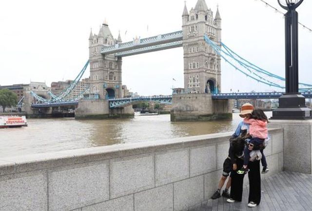 孙俪晒历年与伦敦塔桥合影 网友调侃：咋没邓超呢？
