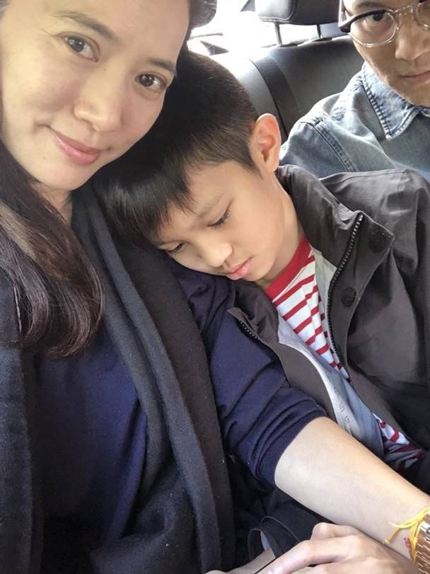 丢三落四！袁咏仪公审张智霖 上次忘了充电线这次把儿子枕头忘在酒店