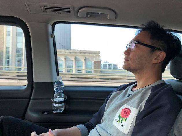 丢三落四！袁咏仪公审张智霖 上次忘了充电线这次把儿子枕头忘在酒店