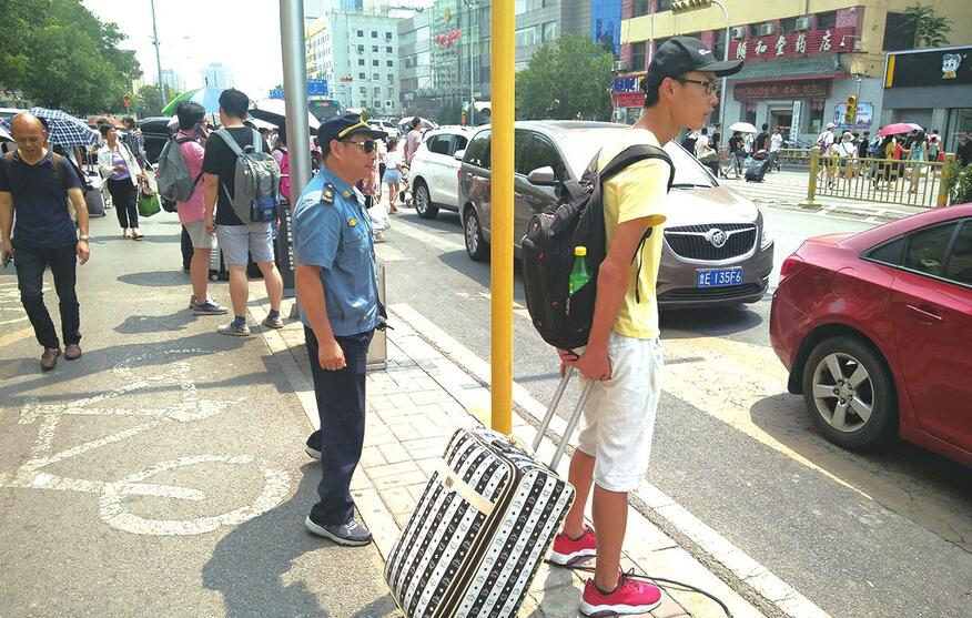 火车站周边非法拉客基本绝迹 整治黑出租尚需多方努力