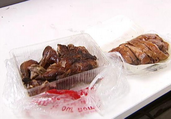 18元烤鸭调查:“无毛鸭”30天左右即可出售 为增肥还给“药补”