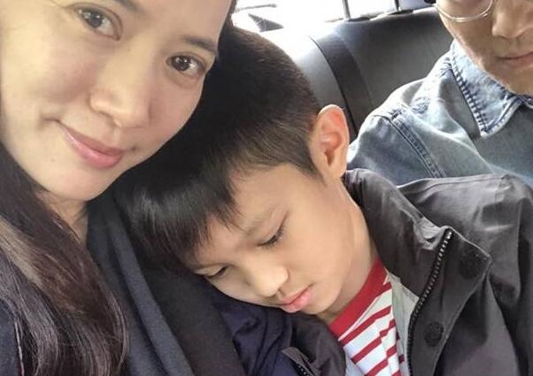 实力坑娃!袁咏仪公审张智霖 迷糊张上线将魔童枕头遗留在英国