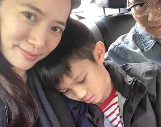 太粗心大意了!袁咏仪公审张智霖 全家在英国吃喝玩乐的好气氛被他破坏