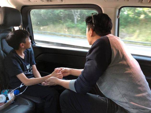 太粗心大意了!袁咏仪公审张智霖 全家在英国吃喝玩乐的好气氛被他破坏