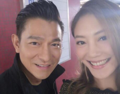 哪像57岁的人?刘德华合影应采儿 网友:天啊!华仔永远都不会老