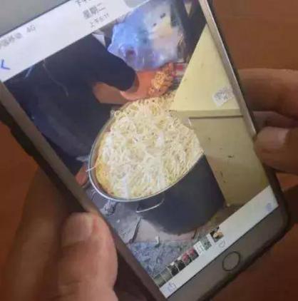 脚踩米线 葱油饼里吃出蟑螂 如此外卖“美食”你敢吃吗？