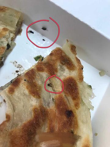 脚踩米线 葱油饼里吃出蟑螂 如此外卖“美食”你敢吃吗？
