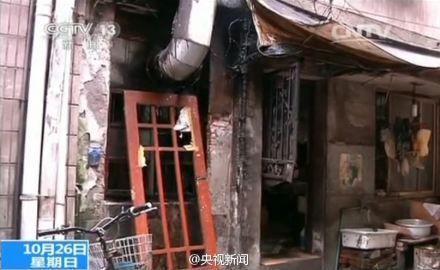 脚踩米线 葱油饼里吃出蟑螂 如此外卖“美食”你敢吃吗？