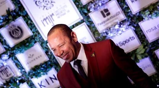 出口成脏！内马尔父亲骂记者：我和你妈开派对和你妈在一起