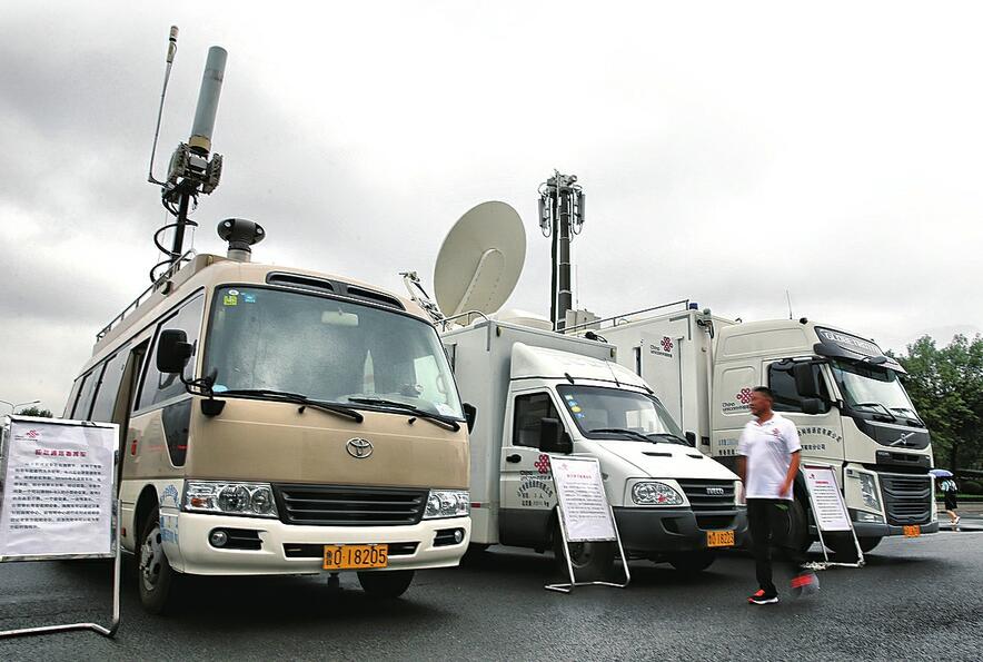 风再狂雨再大 我们冲在前为你挡