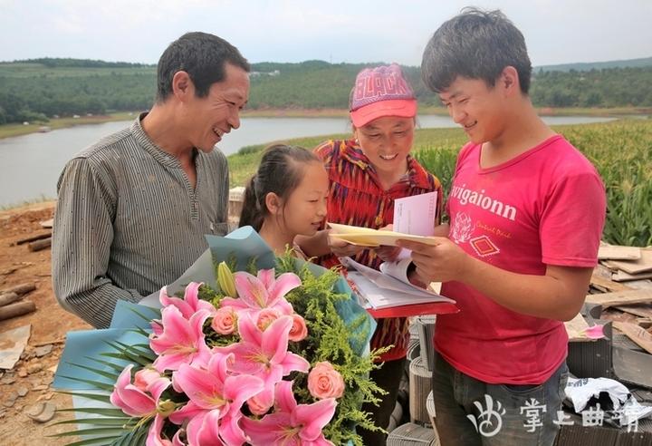 父母乐开花！工地收北大通知书 学霸在水缸里使劲洗手后开心接过通知书