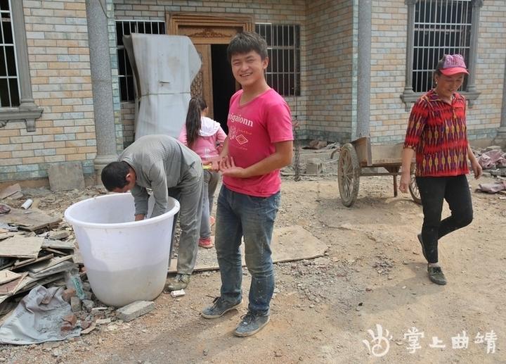 父母乐开花！工地收北大通知书 学霸在水缸里使劲洗手后开心接过通知书