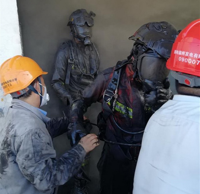 还以为是假人！史上最黑消防员 咧嘴一笑露出白牙才发现竟是自己人