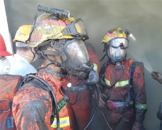 还以为是假人！史上最黑消防员 咧嘴一笑露出白牙才发现竟是自己人