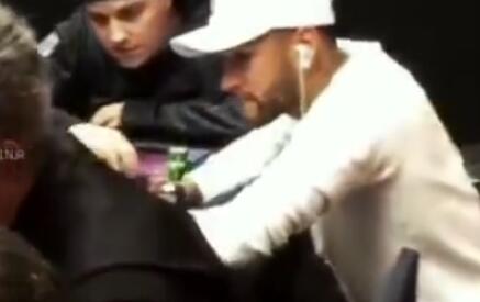 最强跨界?内马尔扑克大赛 网友:主业博彩副业摔跤 业余时间踢踢球