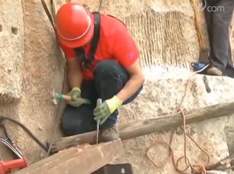 粉身碎骨！华山栈道男子跳崖 周围游客回首惊出一身冷汗