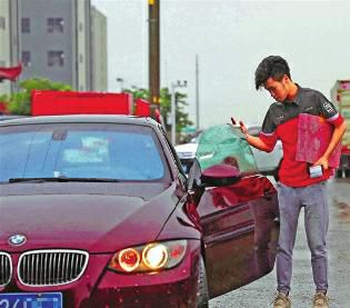 比你优秀的人比你还努力！90后海归开宝马送快递 留学归来管理一家服装分店