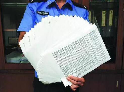 谁都不服就服你!外卖员违章959宗 违章记录多达29页连起来超8米