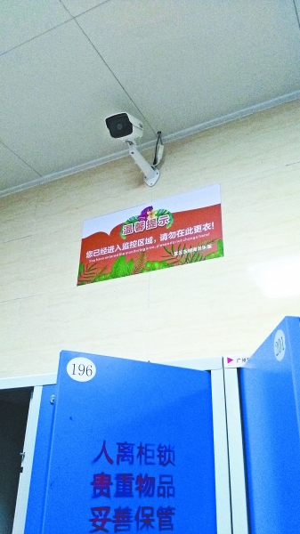 万万没想到!女储物间设监控 本来防小偷结果女游客在那换衣服