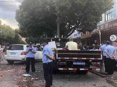 商贩违法摆摊遇查撒泼抗法 当众