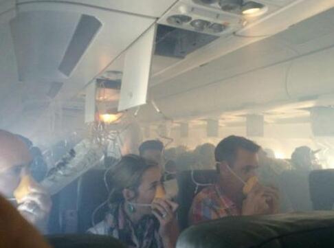 瓦努阿图航班故障着陆时机舱里充满烟雾 飞机