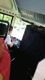 真大胆！大巴司机玩手机 拿一车人生命开玩笑这个司机要“凉凉”