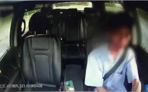 用意念开车？司机开车睡着一分钟撞上障碍 幸无人员伤亡