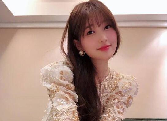 金莎晒自拍照 她因《十八岁的天空》被熟知 而立之年少女感十足