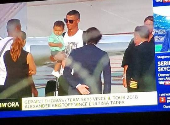 开启新征程!C罗抵达都灵 