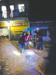 紧急转移！四川村民山洪来前被叫醒 不到20分钟疏散完毕