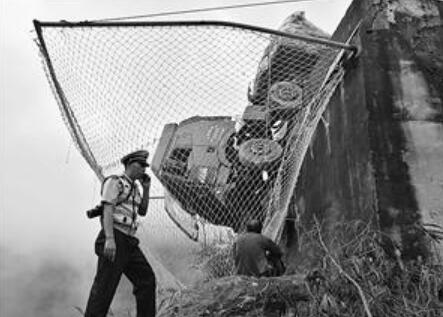 惊魂!货车失控冲出悬崖致2伤 