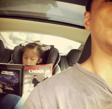 认真萌！吴彦祖晒女儿正面照 不理会爸爸到底玩的什么梗？