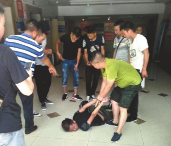 只为自己！跨国贩毒头目被抓 家里没有像样家具孩子吃剩菜