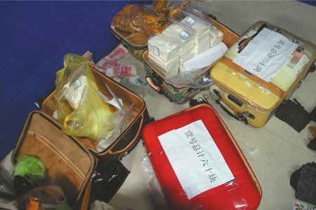 只为自己！跨国贩毒头目被抓 家里没有像样家具孩子吃剩菜