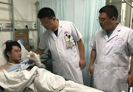 还敢喝吗?手指被可乐炸骨折 网友:还好我没钱只能喝矿泉水