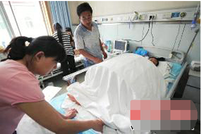 天价医疗费！18岁女孩被烧伤 一家4口住在租金200元的旧车棚