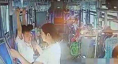 有其子必有其母？男童公交上练吊环 司机制止遭其母举报