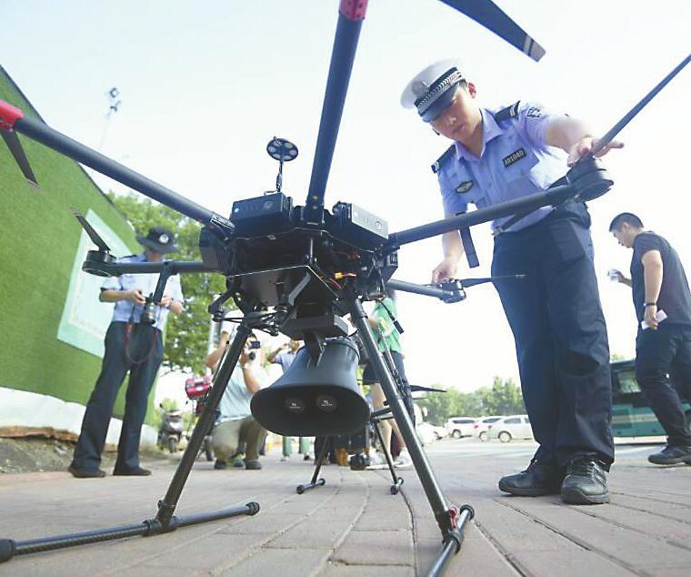 开车还敢打电话？昨日无人机抓拍首秀 半小时内逮了5起违法行为