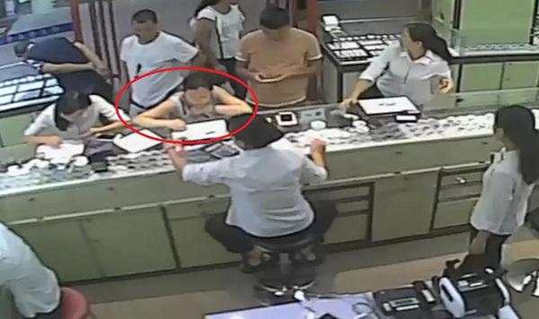 窃贼扮贵妇盗窃宝石 趁店员不注意将宝石碎钻塞入上衣中