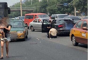 北京西城阜外:奥迪撞飞出租司机 出租司机钢管砸奥迪