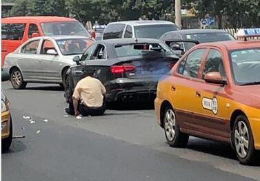 北京西城阜外:奥迪撞飞出租司机 出租司机钢管砸奥迪