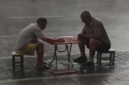 俩大爷暴雨中下棋 象棋界最强对决达到忘我境界