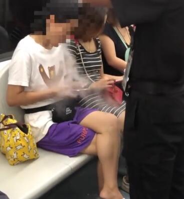 有没有想过别人?地铁车厢吸电子烟 女子不听劝